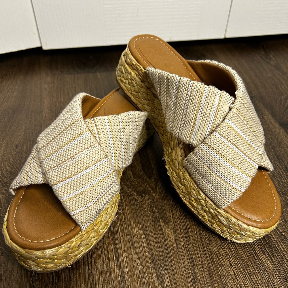Universal Thread Sandals Womens 10 Desi Cross Strap Platform‎ Slide Beige Fabric